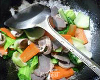 Stir-fried Goose Gizzards with Carrots and Greens recipe