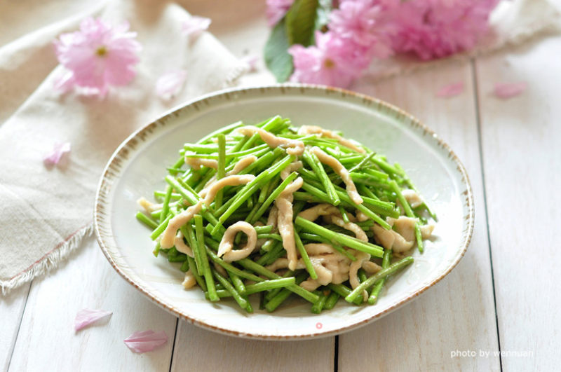 Shredded Chicken with Artemisia recipe