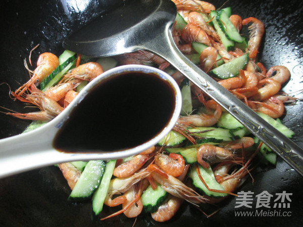 Stir-fried River Prawns with Cucumber recipe