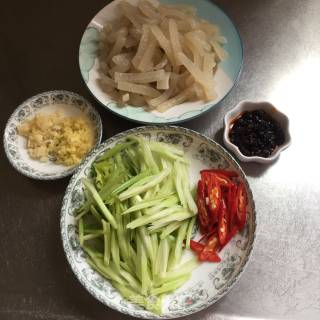 Celery Stir-fried Pork Skin recipe