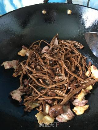 Braised Pork Belly with Tea Tree Mushroom Partridge Egg recipe