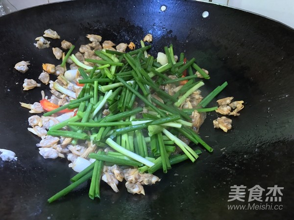 Stir-fried Snails with Green Onion and Ginger, A Delicious and Delicious Home-cooked Dish recipe