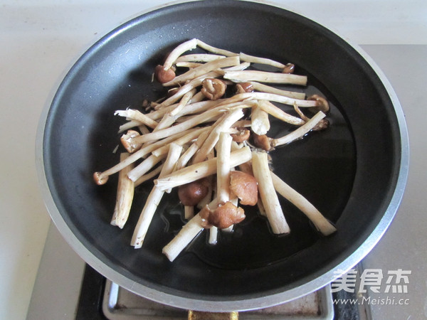 Stir-fried Beans with Tea Tree Mushroom recipe