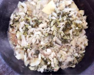 #菜是乡浓#stewed Sauerkraut in Iron Pot recipe