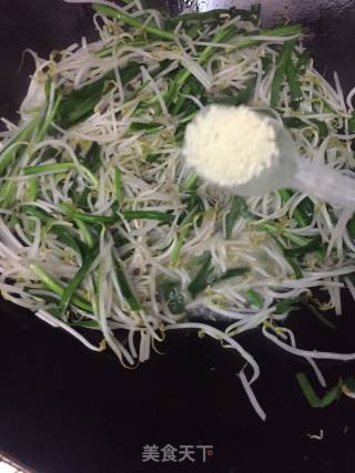 Stir-fried Leek with Mung Bean Sprouts recipe