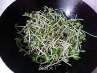 Stir-fried Black Bean Sprouts with Lycium Barbarum recipe