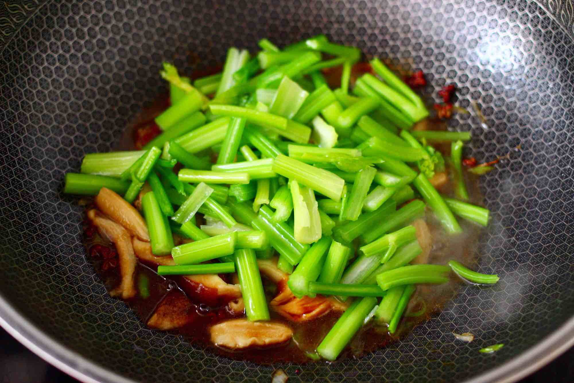 Celery Stir-fried Shiitake Mushrooms recipe