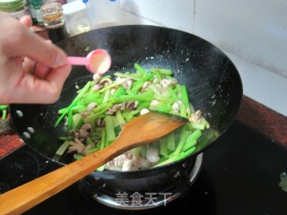 Stir-fried Cuttlefish with Parsley recipe