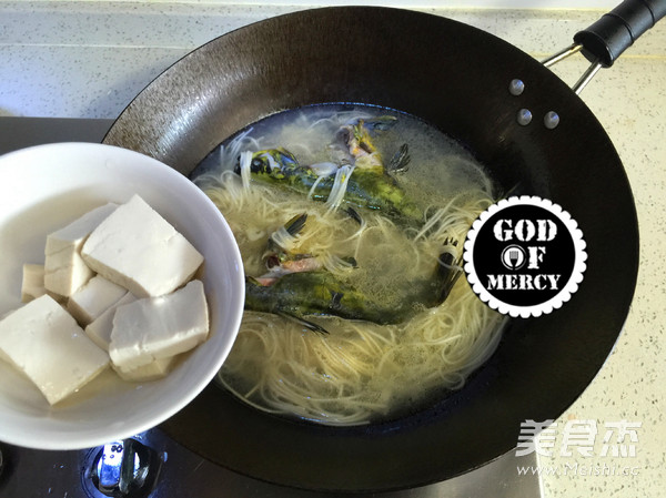 Medicated Yellow Catfish Noodle Soup with Wolfberry recipe