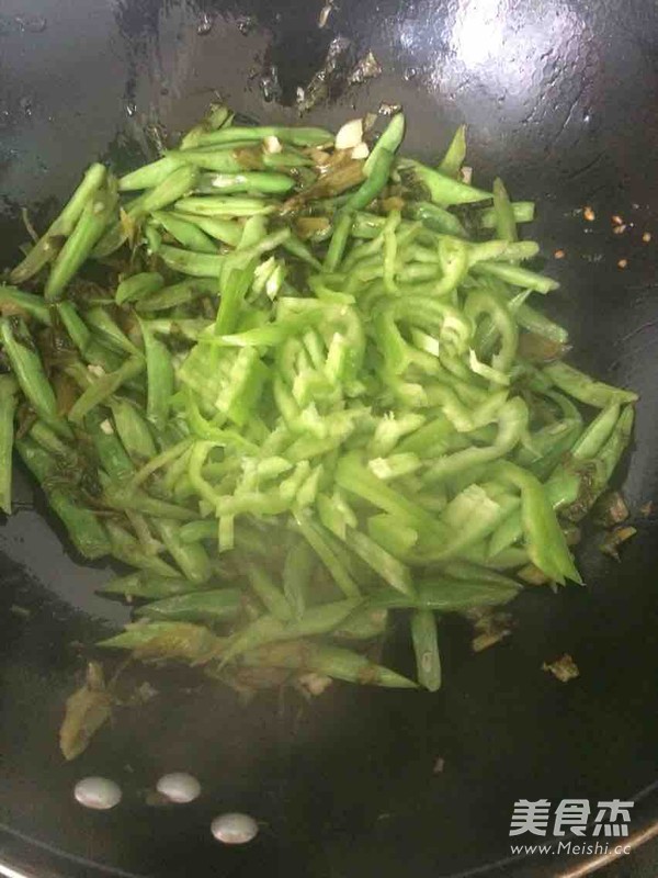 Stir-fried String Beans with Shredded Green Peppers recipe