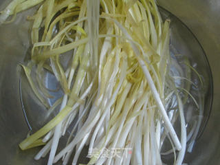 Stir-fried Vermicelli with Beef Slices with Leek Sprouts recipe