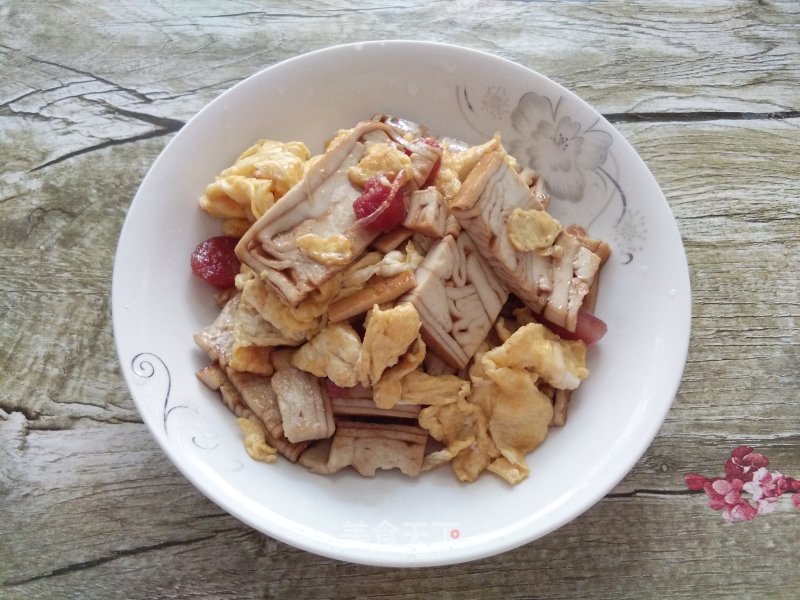 Fried Egg Sausage with Dried Flowers recipe