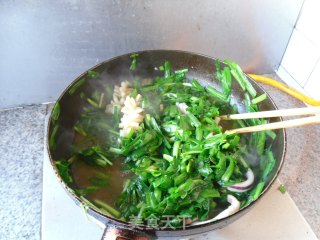 Stir-fried Leek with Cuttlefish Flower recipe