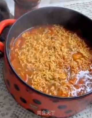 Restore Zhang Yunlei's New Way of Eating Instant Noodles. The Taste is Too Sour and Refreshing. Please Allow Me to Have A Cup of Wuzhen Powder to Crush It~ recipe