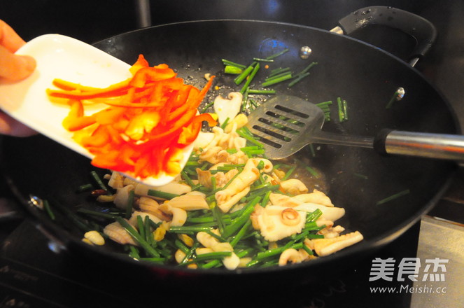 Stir-fried Squid with Leek Moss and Clean Up recipe