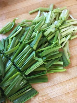 Stir-fried Walnuts with Leeks recipe