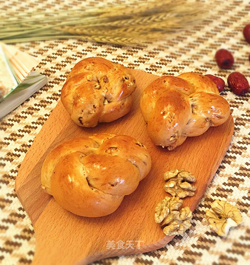 Walnut Red Date Meal Buns recipe