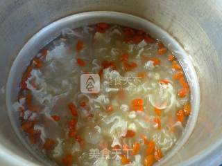 Wolfberry, Tremella, and Barley Sweet Soup recipe