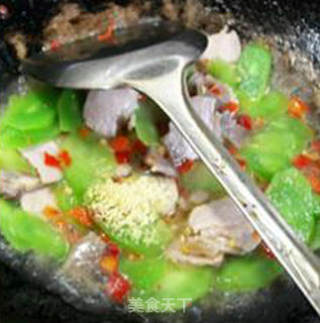 Stir-fried Lettuce with Chopped Pepper and White Meat recipe