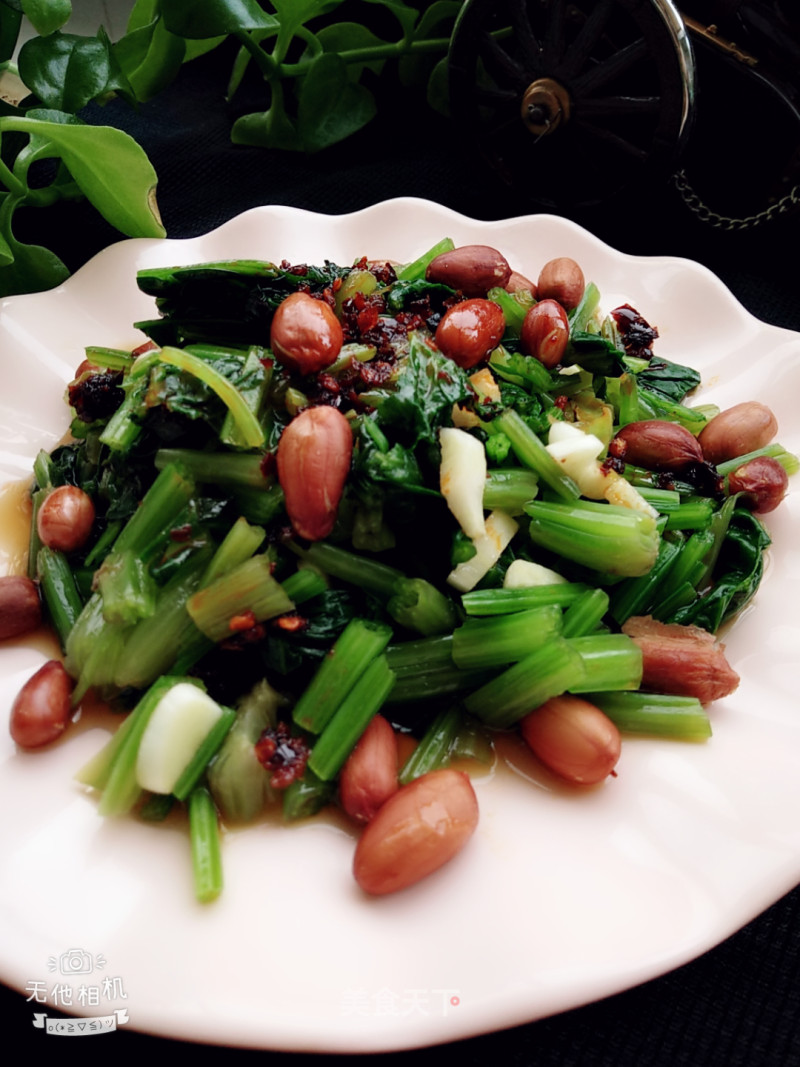 Peanuts Mixed with Spinach recipe