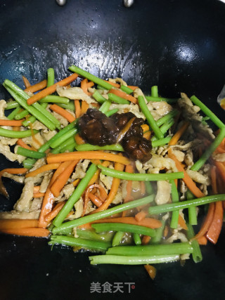 Stir-fried Shredded Pork with Carrots recipe