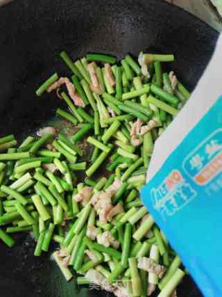 Stir-fried Pork with Garlic Sprouts recipe