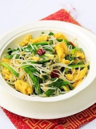 Scrambled Eggs with Leek and Green Bean Sprouts