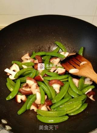 Stir-fried Sweet Beans with Shiitake Mushrooms recipe