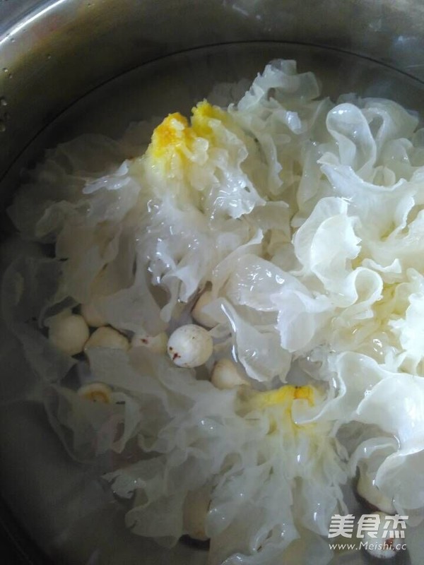 Snow Fungus, Lotus Seeds and Red Dates in Syrup recipe