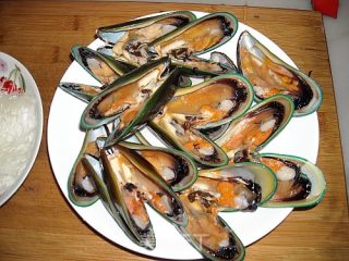 Steamed Mussels with Vermicelli and Garlic recipe