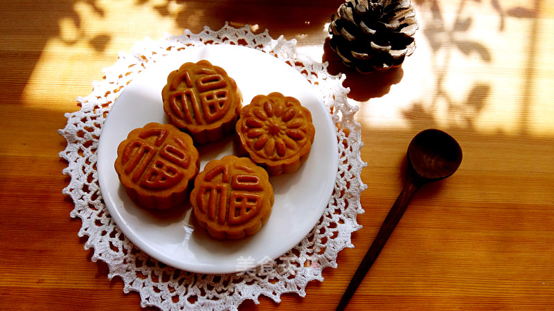#新良首第纽约大赛#cantonese-style Egg Yolk Lotus Paste Mooncakes recipe