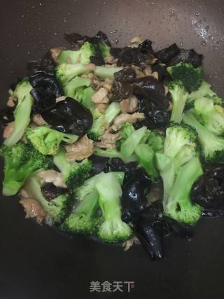 Fried Pork with Broccoli Cloud Ears recipe