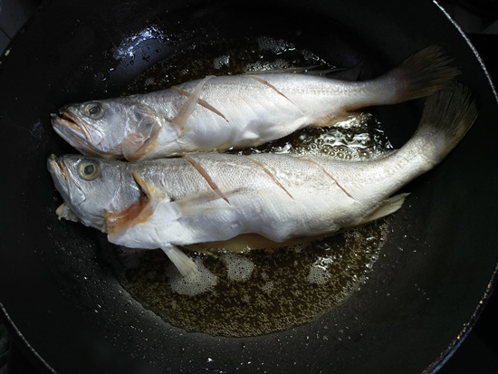 Grilled Yellow Croaker with Garlic recipe