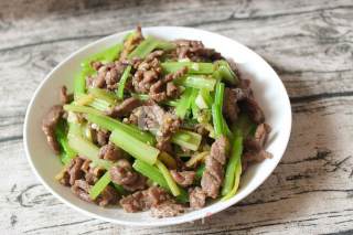 Stir-fried Beef with Celery [with Secrets to Make Beef Tender] recipe