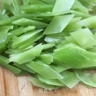 Roasted Pork and Stir-fried Lettuce Slices recipe