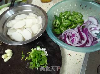 Stir-fried Barbecued Pork with Pepper, Fungus and Mountain Pill recipe