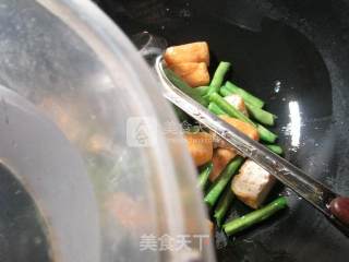 Stir-fried Plum Beans with Tofu in Hot Pepper Oil recipe