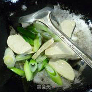 Stir-fried Pork Lung with Scallion and Small Vegetarian Chicken recipe