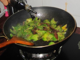 [cantonese Cuisine] Stir-fried Bitter Gourd with Dace in Black Bean Sauce recipe
