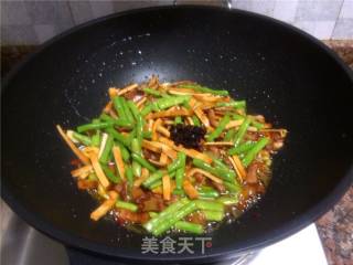 Stir-fried Shredded Pork with Cowpeas recipe