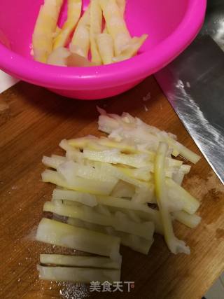 Stir-fried Bitter Bamboo Shoots with Pork Strips recipe