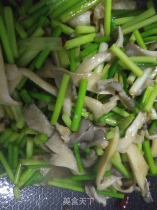 Stir-fried Pork with Spicy Garlic Stalks recipe