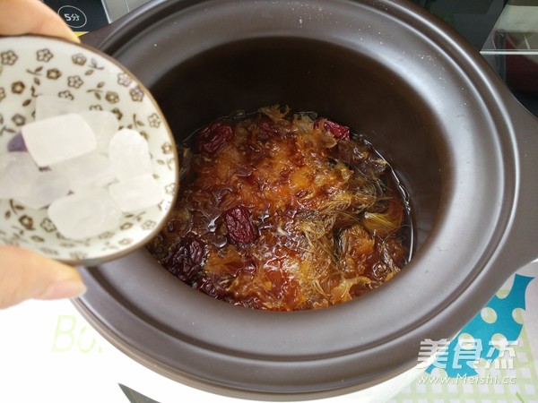 Corn Silk Red Dates and White Fungus Soup recipe