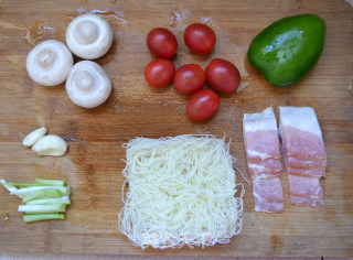 Quick Lunch for Office Workers-fried Rice Noodles with Bacon recipe