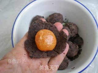 Cantonese Egg Yolk Mooncake recipe