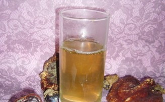 Drinking Ganoderma Lucidum Tea for Liver Nourishing in Spring