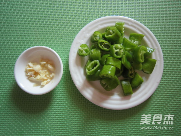 Poached Egg with Tiger Skin and Green Pepper recipe