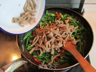 Stir-fried Duck Intestines with Leek Flowers recipe