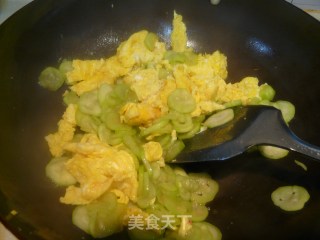Scrambled Eggs with Loofah recipe