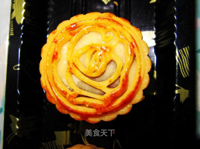 Cantonese-style Lotus Seed Paste Moon Cake recipe